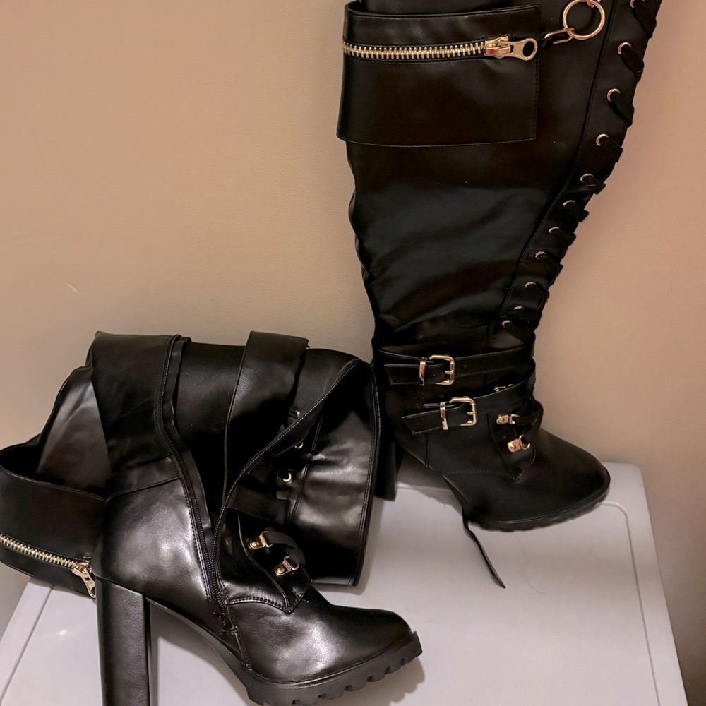 SHOE DAZZLE HEELED BOOTS SIZE 10 BLACK/GOLD